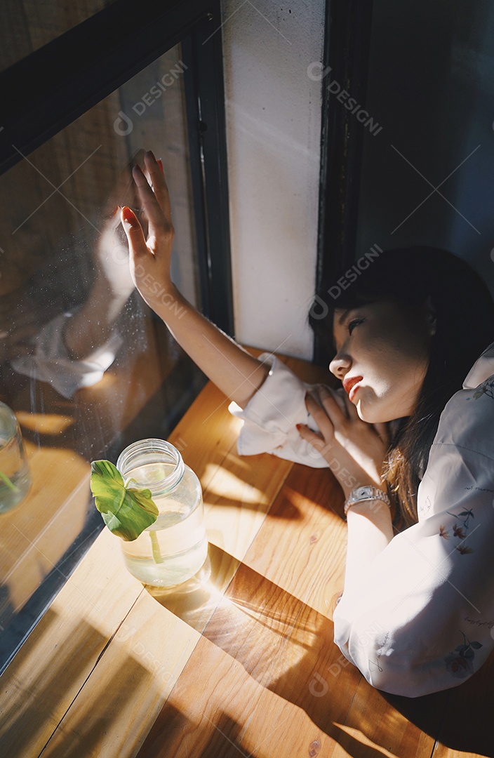 Mulher asiática atraente deitada na mesa de madeira