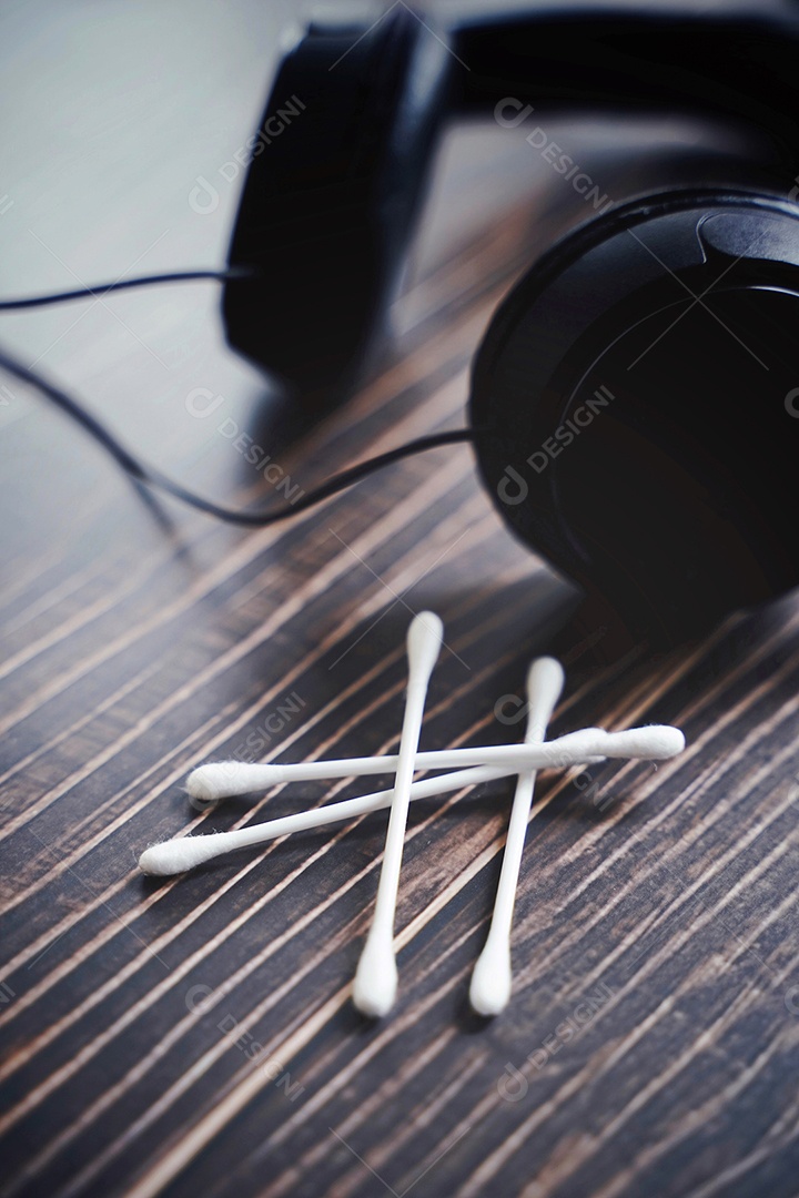 Conceito ASMR com cotonete e fone de ouvido para curtir os sons