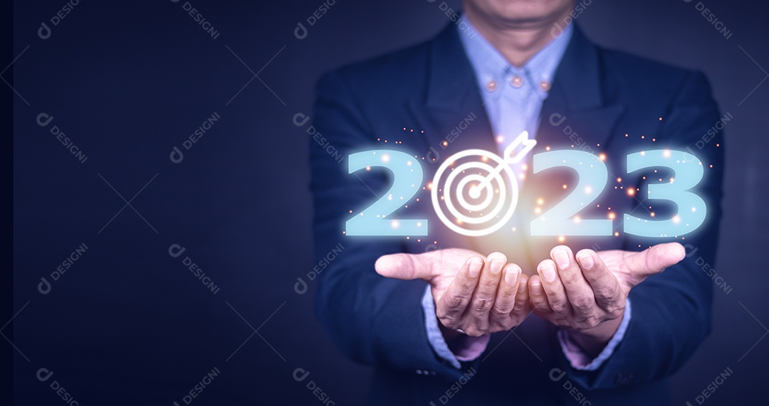 Alvo de negócios e objetivo no conceito de ano novo 2023, segurando a mão