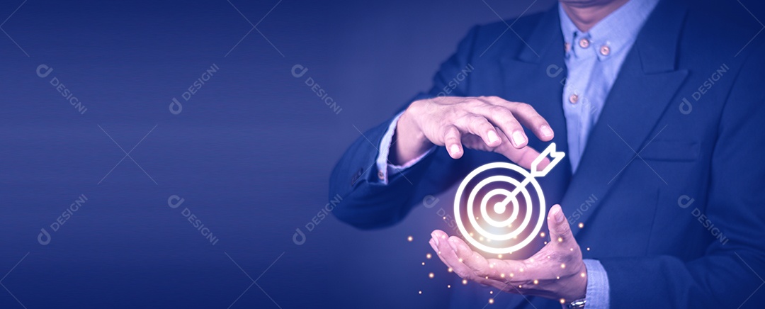 Empresário segurando dardos virtuais e seta