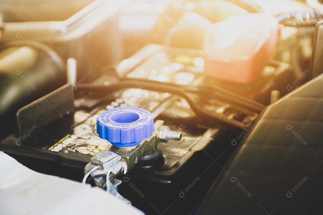 A mão do mecânico arrumando um automóvel