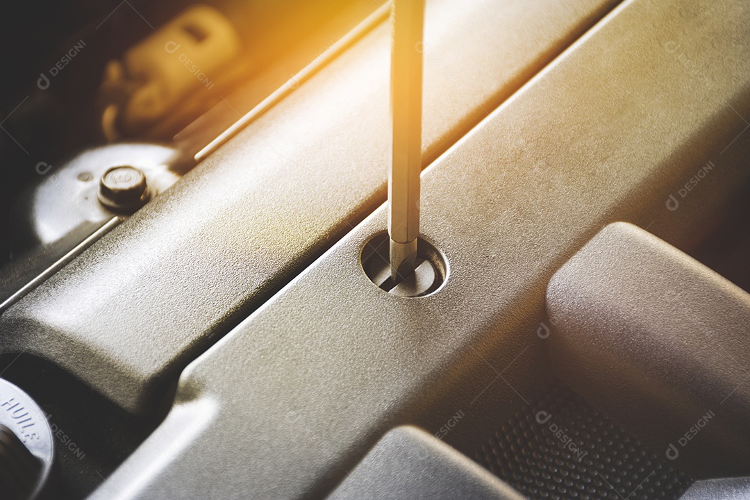 A mão do mecânico arrumando um automóvel