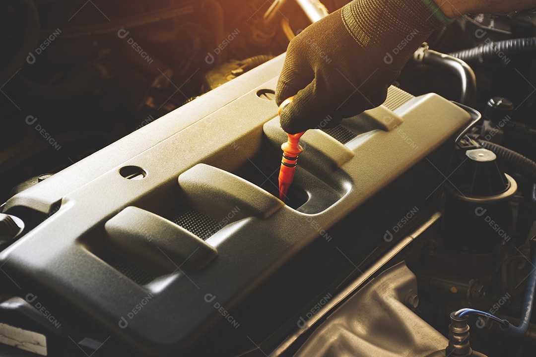 A mão do mecânico arrumando um automóvel