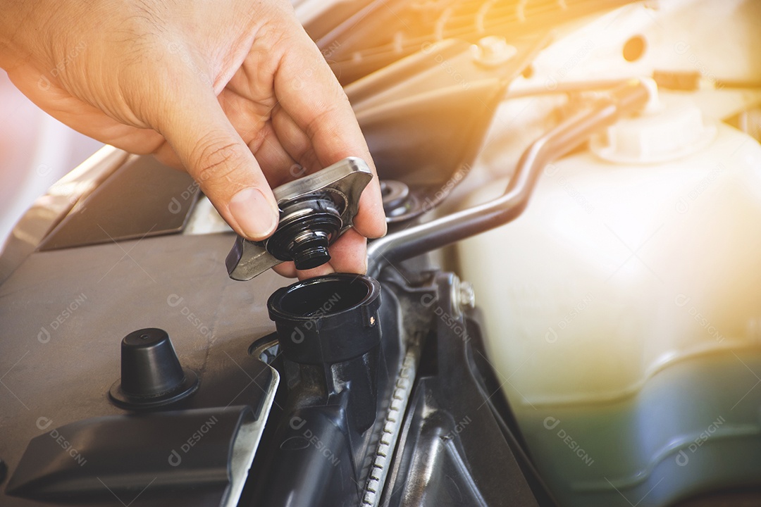 A mão do mecânico arrumando um automóvel