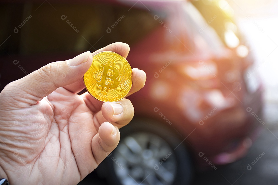 A mão do mecânico arrumando um automóvel