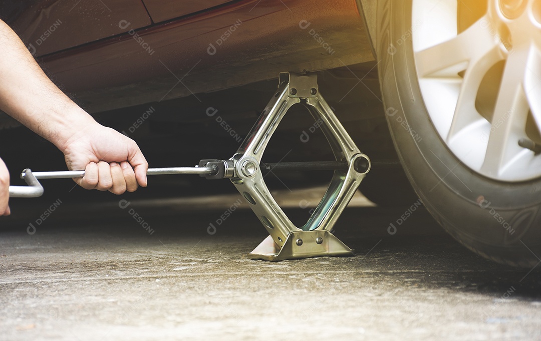 A mão do mecânico arrumando um automóvel