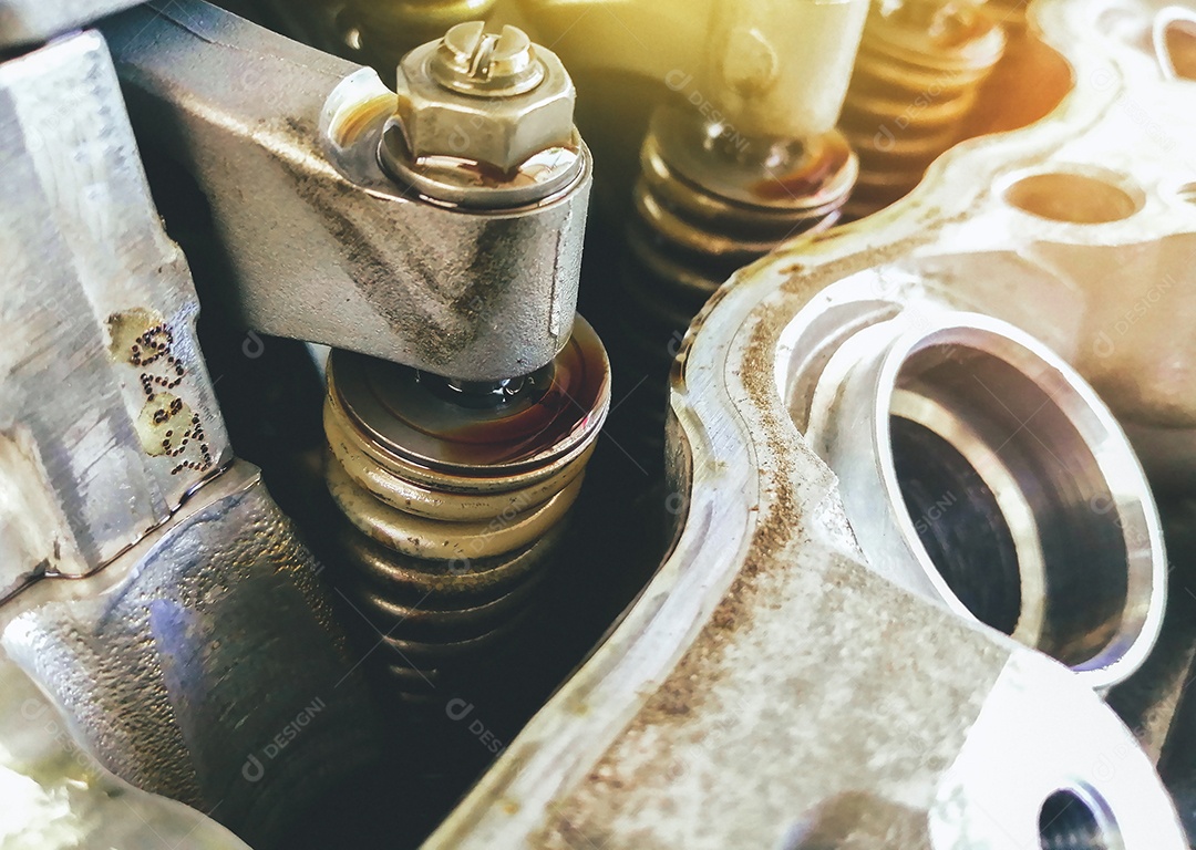 A válvula de mola da válvula do motor do carro está aberta para o nível de ajuste