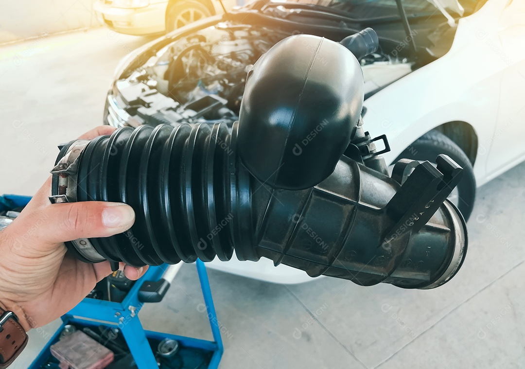 Tubo de entrada de ar do sistema de filtro de ar no motor do carro com desfoque do carro