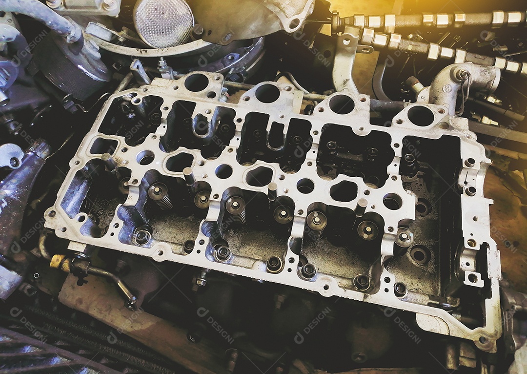 Bloco de motor antigo à espera de reparação na garagem de reparação