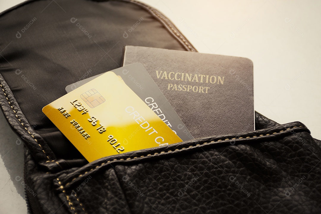 Cartão de crédito e passaporte de vacinação para viagens internacionais