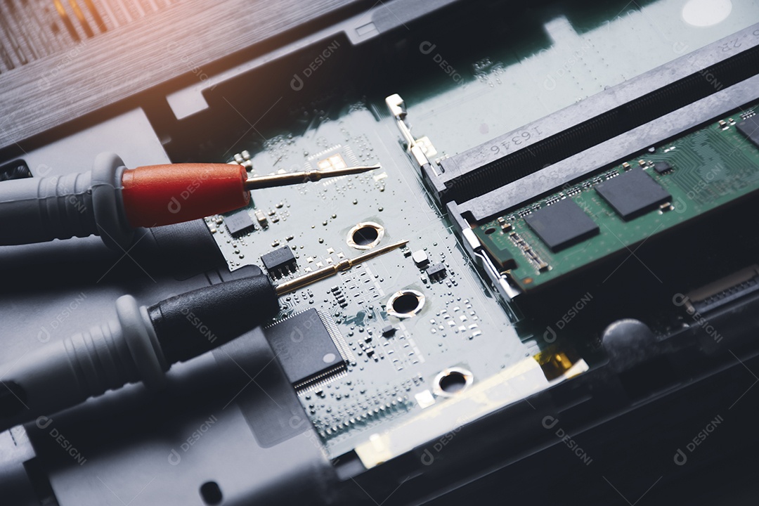 Sonda de multímetro colocada na placa-mãe do laptop