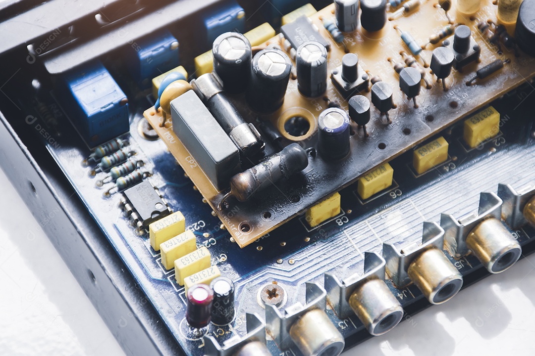 Resistores de filme de sobrecarga queimam na placa de circuito eletrônico