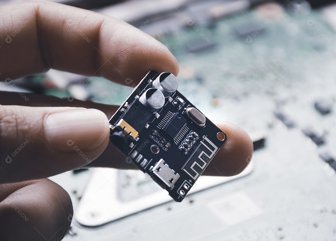 Placa de circuito do sinal do receptor de áudio na mão do mecânico