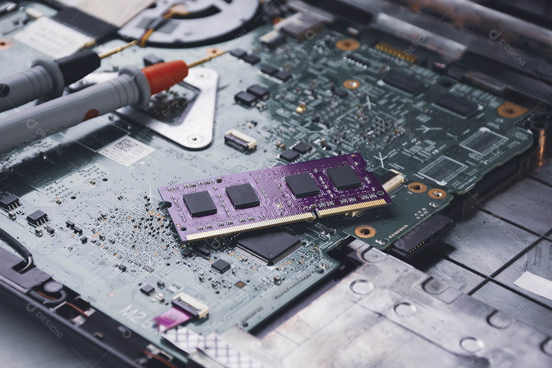 RAM (memória de acesso aleatório) colocada na placa-mãe do circuito do computador