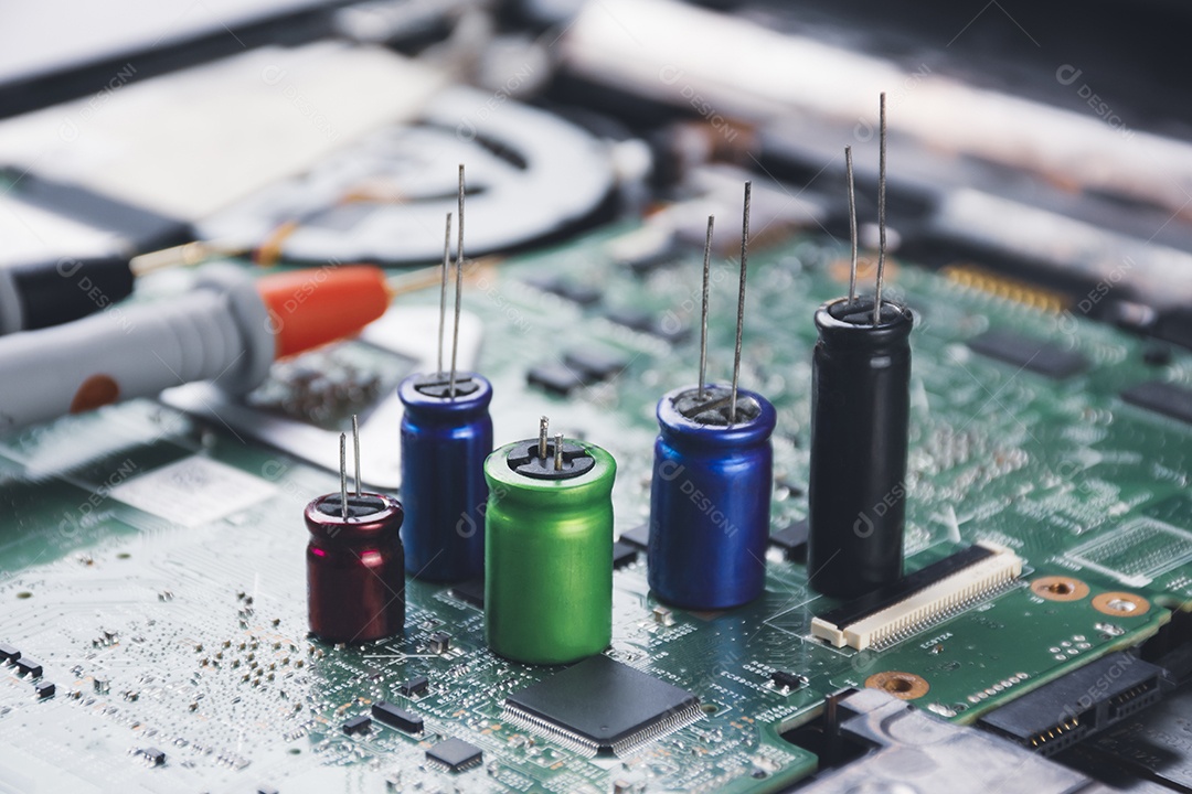 Grupo de capacitor eletrolítico colocado na placa de circuito eletrônico