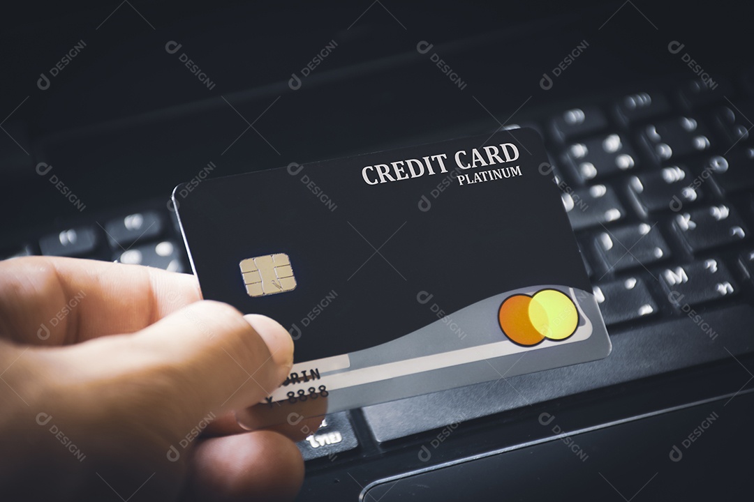 Prêmio de cartão de crédito na mão com fundo de teclado de computador