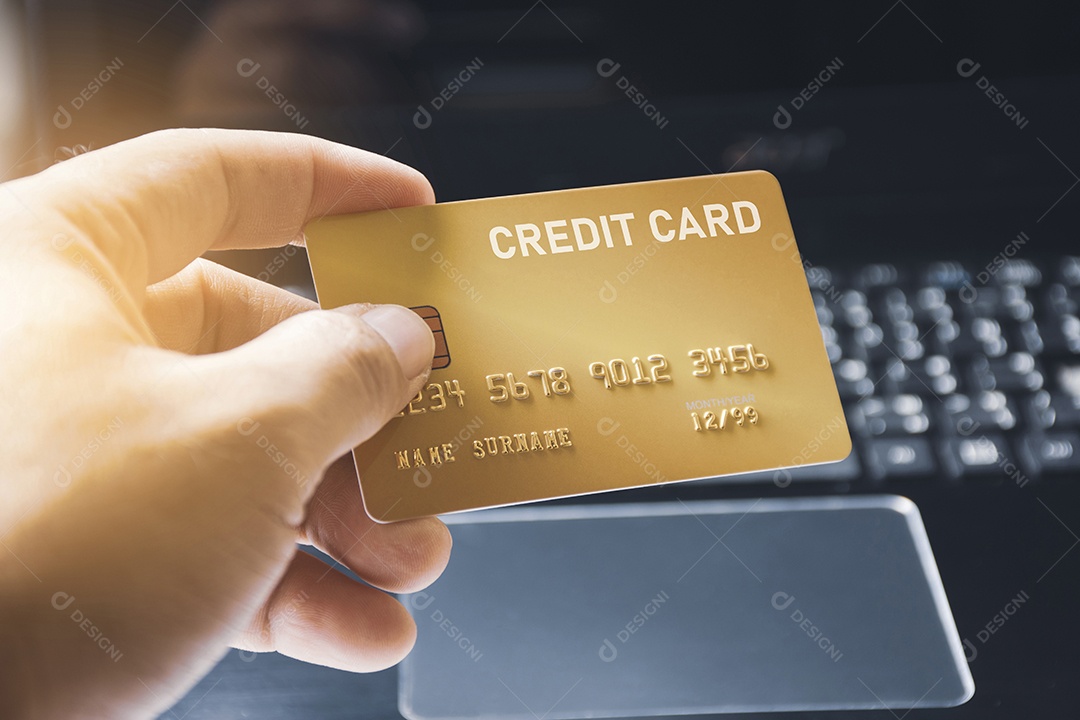 Prêmio de cartão de crédito na mão com fundo de teclado de computador