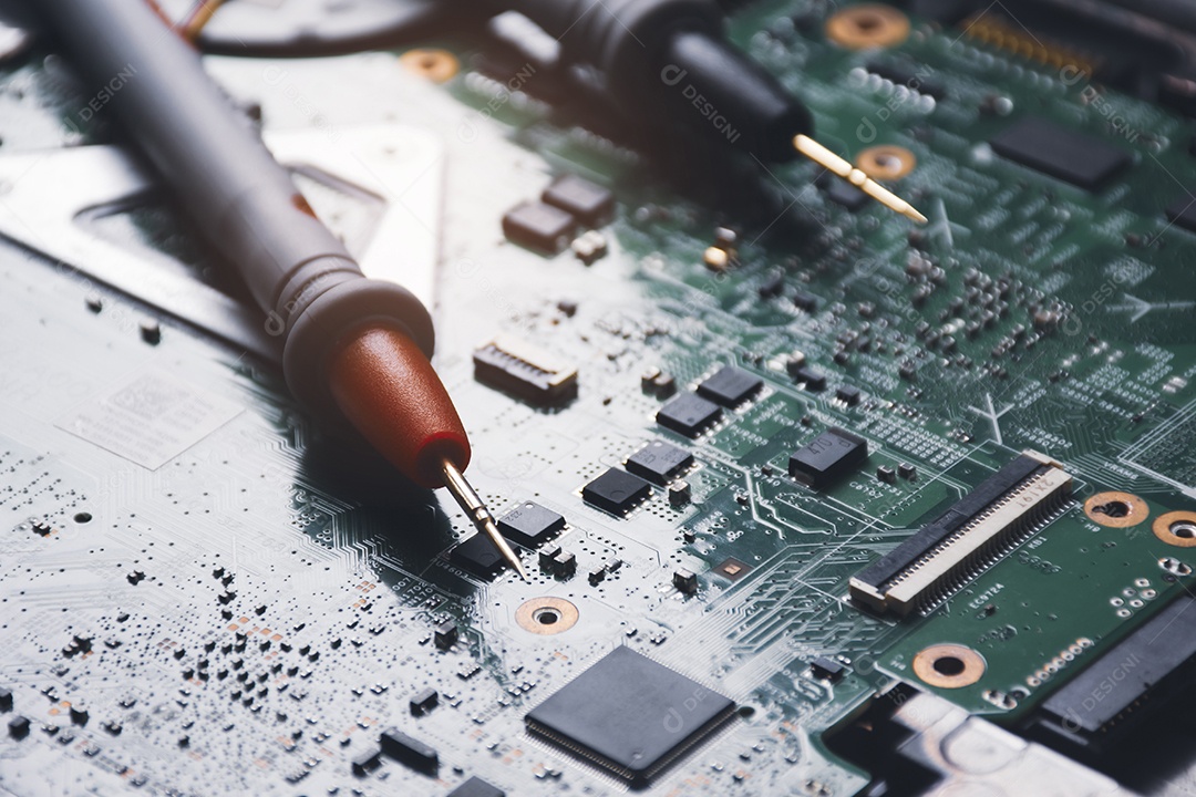 Sonda de multímetro colocada na placa-mãe do computador portátil