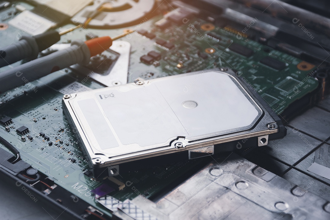 Unidades de disco rígido de 2,5 polegadas (HDD) colocadas no computador