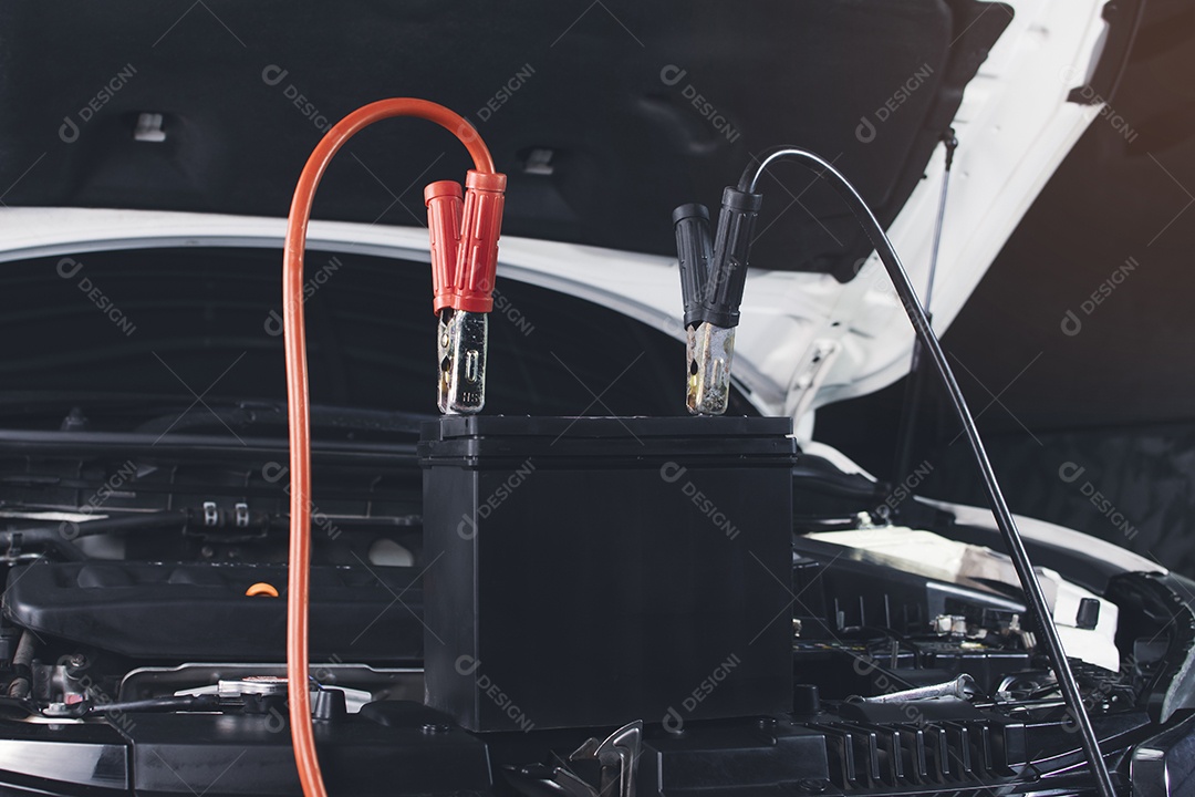 Fixação do cabo do carregador à bateria do carro, carregamento do acumulador