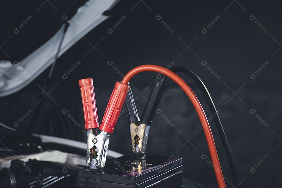 Fixação do cabo do carregador à bateria do carro, carregamento do acumulador