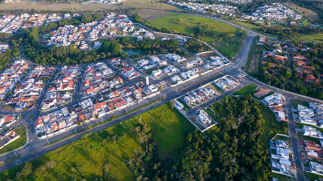 Parque Ecológico de Indaiatuba. Lindo parque no centro da cidade, com lago e lindas árvores e casas. Vista aérea.