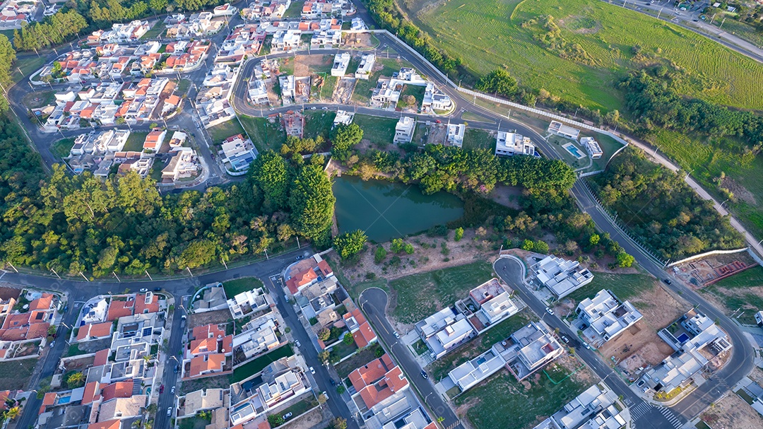 Parque Ecológico de Indaiatuba. Lindo parque no centro da cidade, com lago e lindas árvores e casas. Vista aérea.