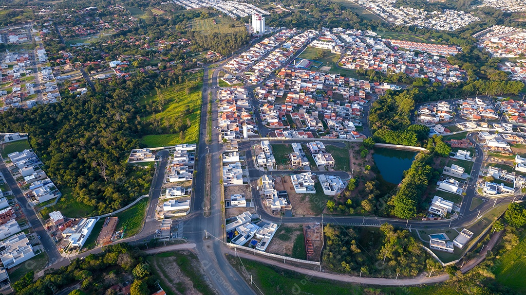 Parque Ecológico de Indaiatuba. Lindo parque no centro da cidade, com lago e lindas árvores e casas. Vista aérea.