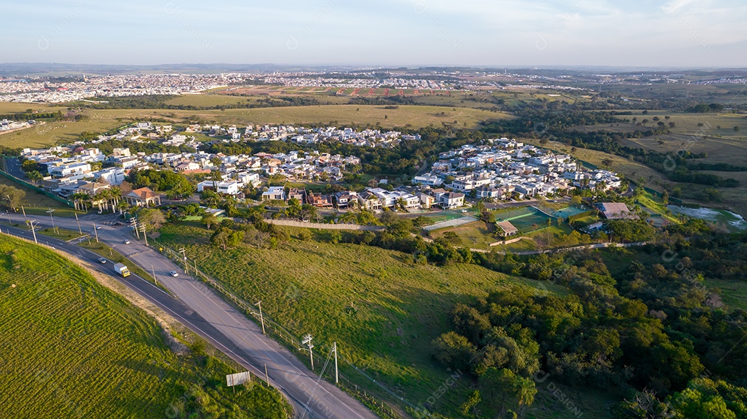 Parque Ecológico de Indaiatuba. Lindo parque no centro da cidade, com lago e lindas árvores e casas. Vista aérea.