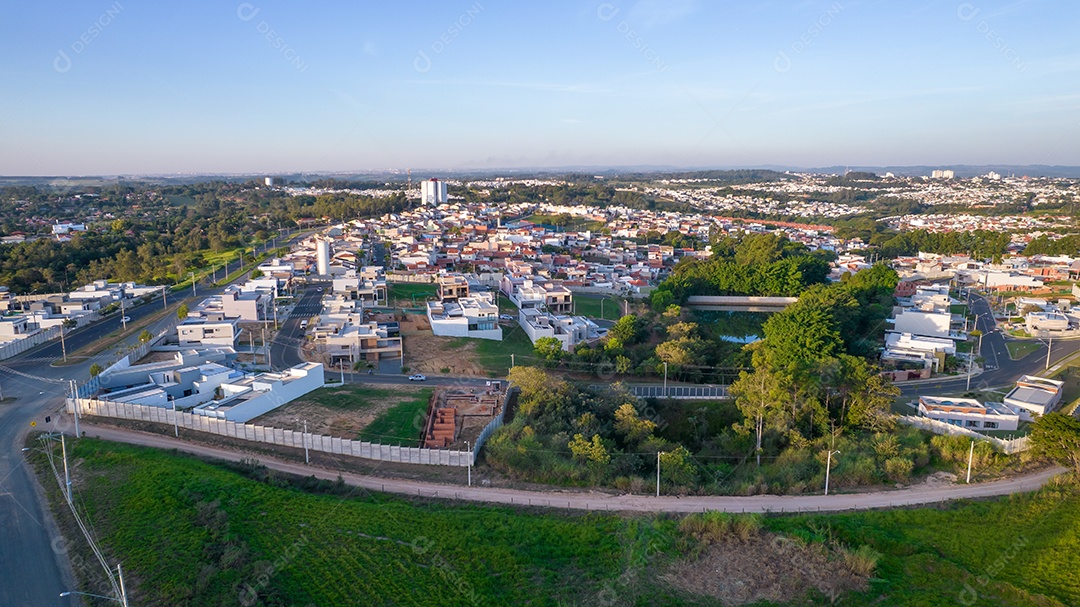 Parque Ecológico de Indaiatuba. Lindo parque no centro da cidade, com lago e lindas árvores e casas. Vista aérea.