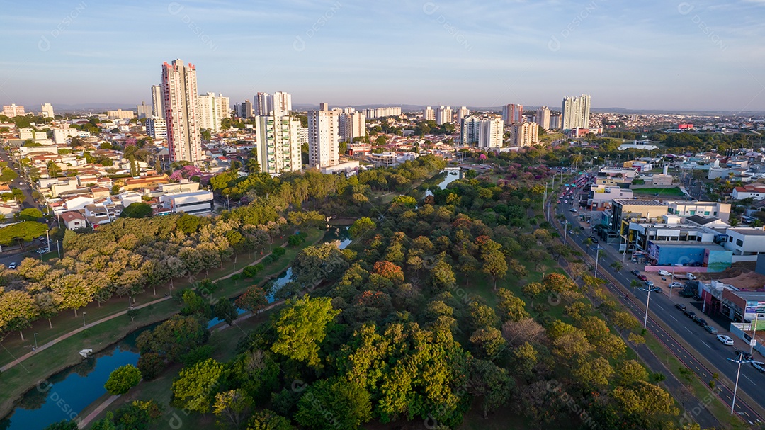 Parque Ecológico de Indaiatuba. Lindo parque no centro da cidade, com lago e lindas árvores e casas. Vista aérea.