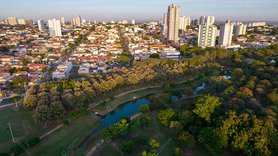 Parque Ecológico de Indaiatuba. Lindo parque no centro da cidade, com lago e lindas árvores e casas. Vista aérea.