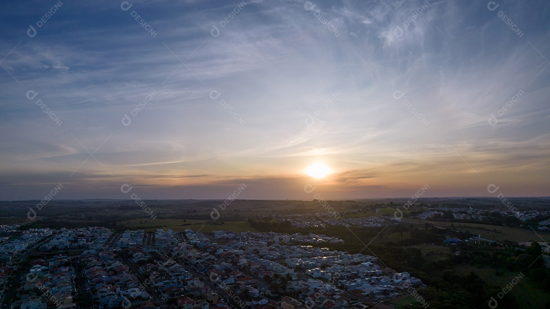 Parque Ecológico de Indaiatuba. Lindo parque no centro da cidade, com lago e lindas árvores e casas. Vista aérea.