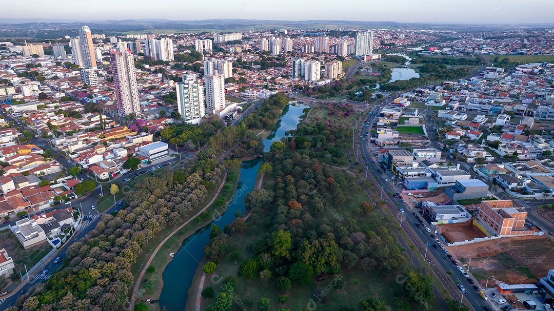 Parque Ecológico de Indaiatuba. Lindo parque no centro da cidade, com lago e lindas árvores e casas. Vista aérea.