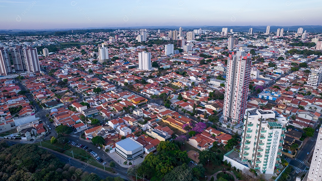 Parque Ecológico de Indaiatuba. Lindo parque no centro da cidade, com lago e lindas árvores e casas. Vista aérea.