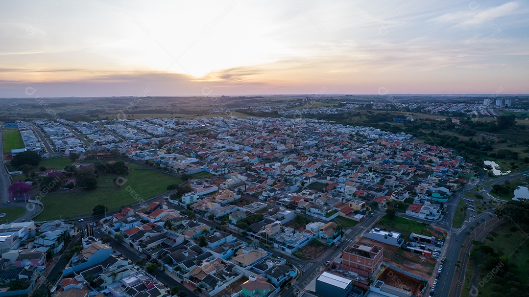 Parque Ecológico de Indaiatuba. Lindo parque no centro da cidade, com lago e lindas árvores e casas. Vista aérea.