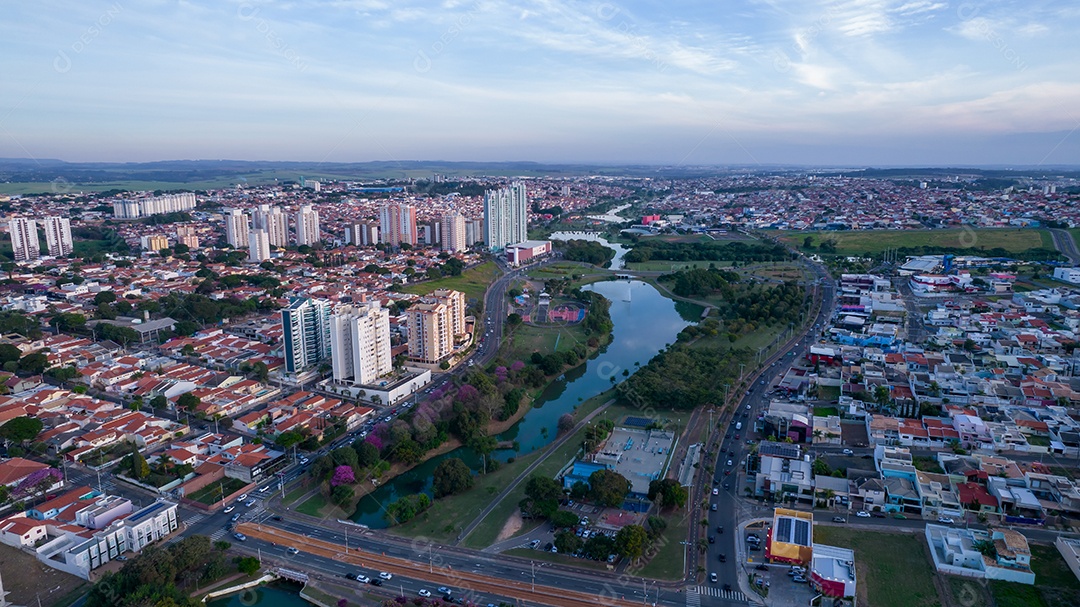 Parque Ecológico de Indaiatuba. Lindo parque no centro da cidade, com lago e lindas árvores e casas. Vista aérea.