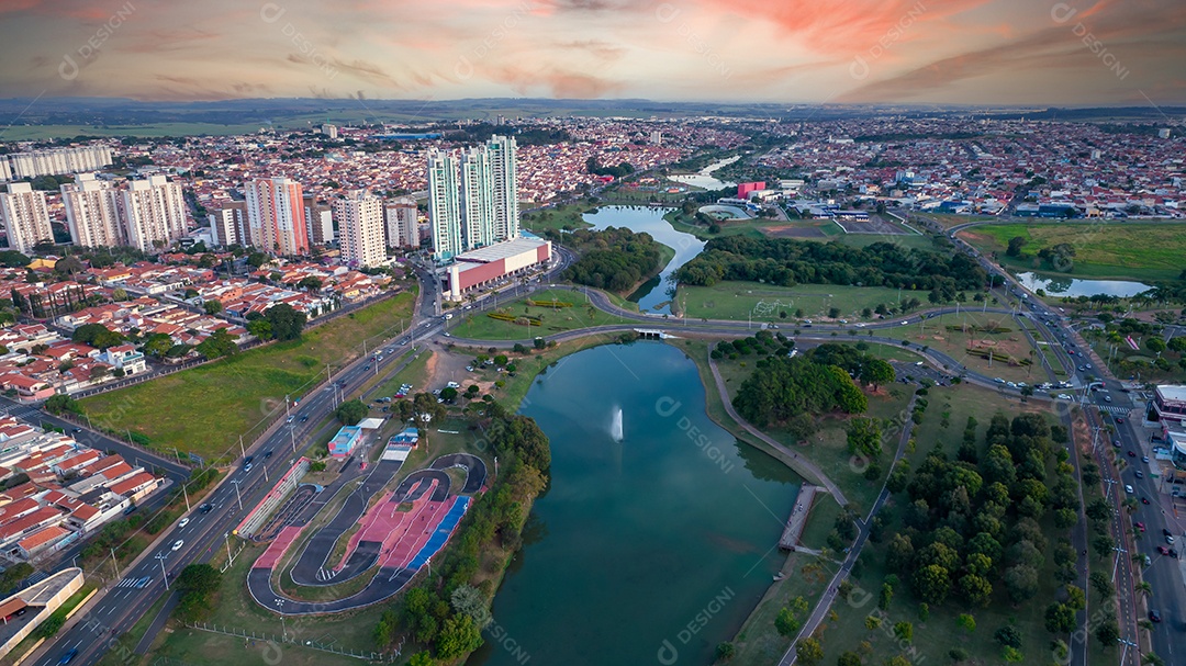 Parque Ecológico de Indaiatuba. Lindo parque no centro da cidade, com lago e lindas árvores e casas. Vista aérea.