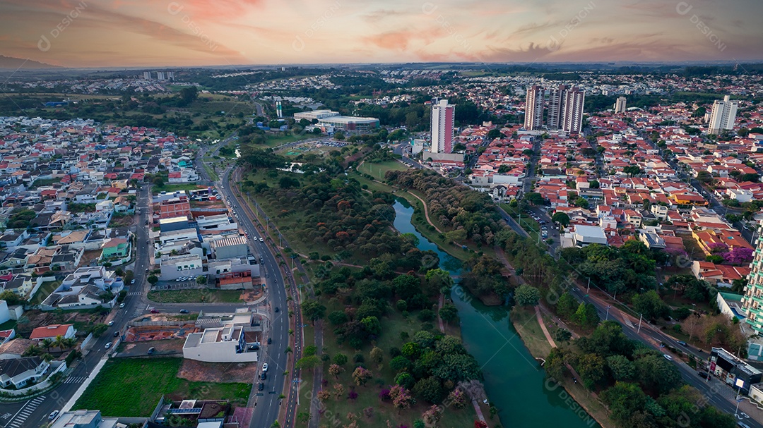 Parque Ecológico de Indaiatuba. Lindo parque no centro da cidade, com lago e lindas árvores e casas. Vista aérea.