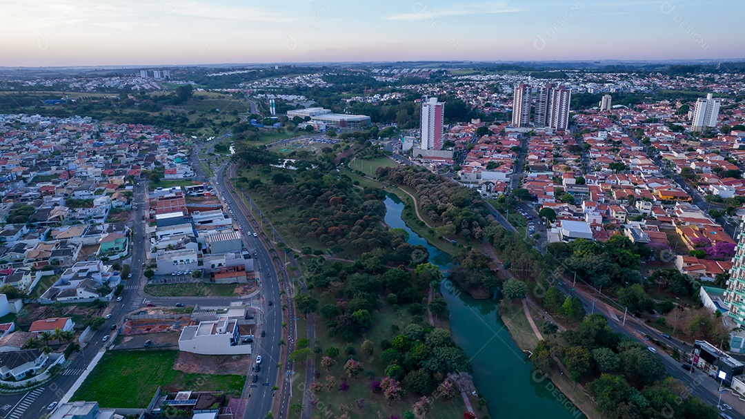 Parque Ecológico de Indaiatuba. Lindo parque no centro da cidade, com lago e lindas árvores e casas. Vista aérea.