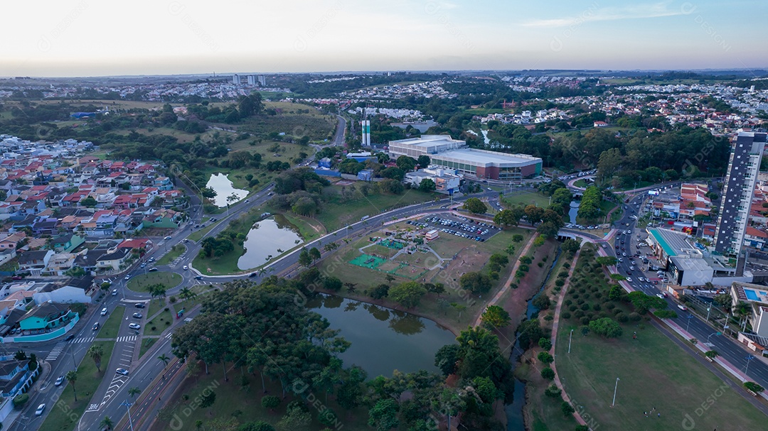 Parque Ecológico de Indaiatuba. Lindo parque no centro da cidade, com lago e lindas árvores e casas. Vista aérea.