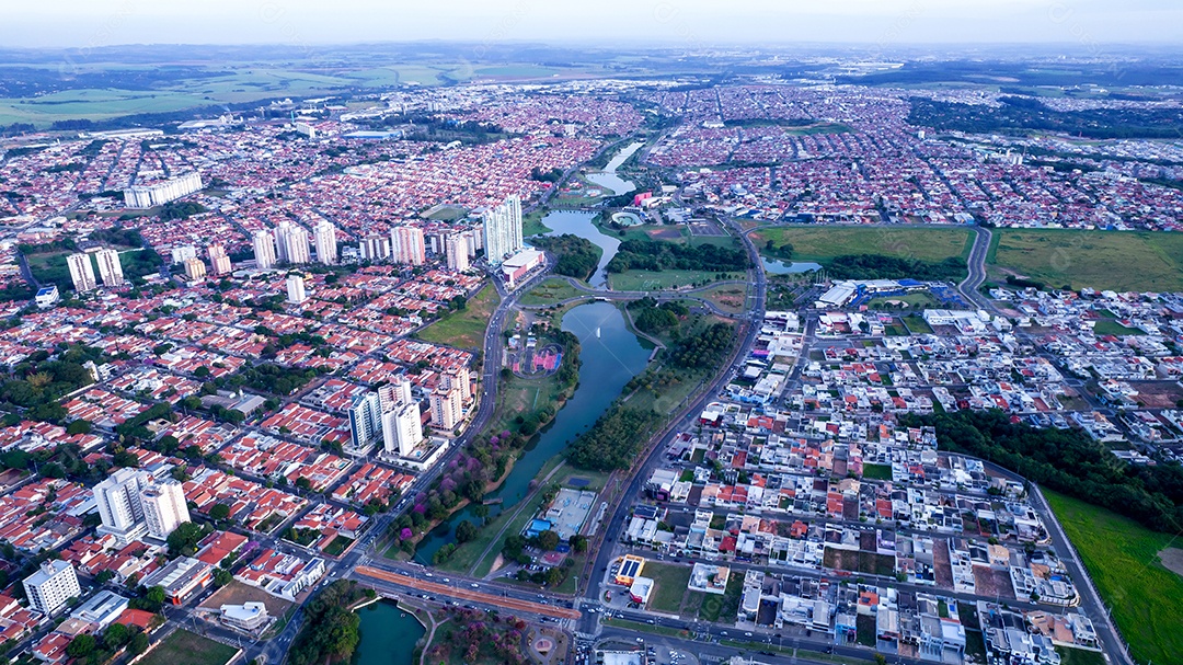 Parque Ecológico de Indaiatuba. Lindo parque no centro da cidade, com lago e lindas árvores e casas. Vista aérea.