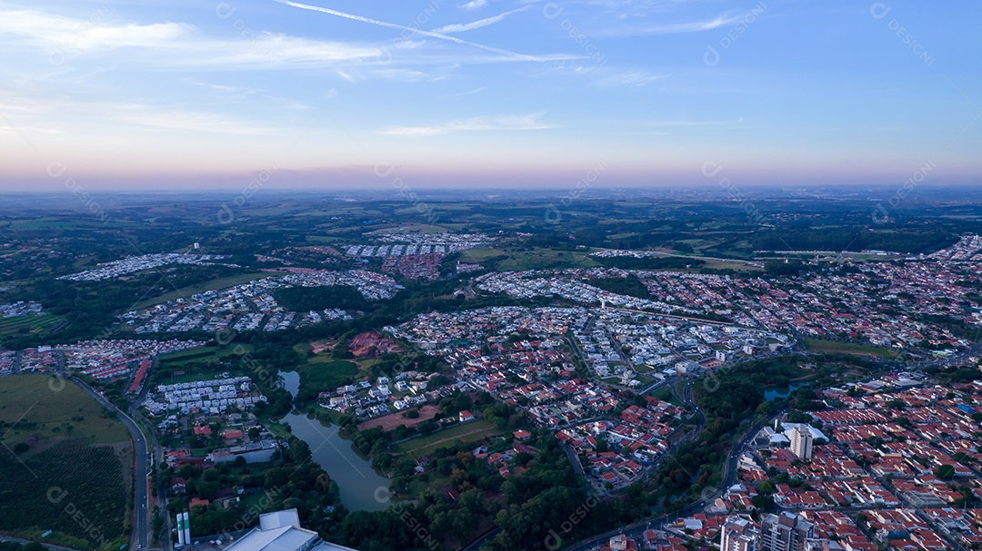 Parque Ecológico de Indaiatuba. Lindo parque no centro da cidade, com lago e lindas árvores e casas. Vista aérea.