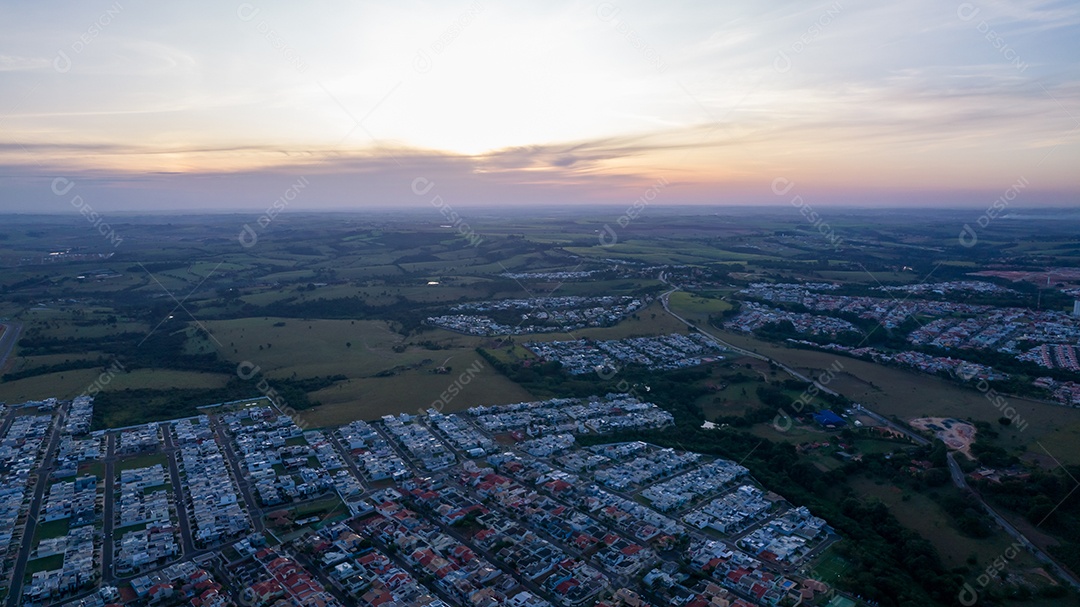 Parque Ecológico de Indaiatuba. Lindo parque no centro da cidade, com lago e lindas árvores e casas. Vista aérea.