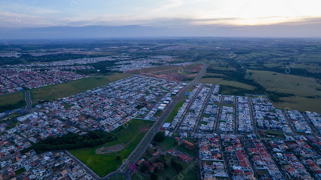 Parque Ecológico de Indaiatuba. Lindo parque no centro da cidade, com lago e lindas árvores e casas. Vista aérea.
