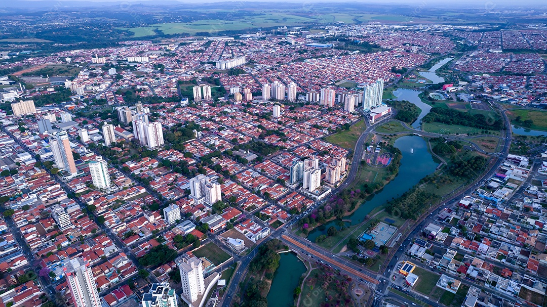 Parque Ecológico de Indaiatuba. Lindo parque no centro da cidade, com lago e lindas árvores e casas. Vista aérea.