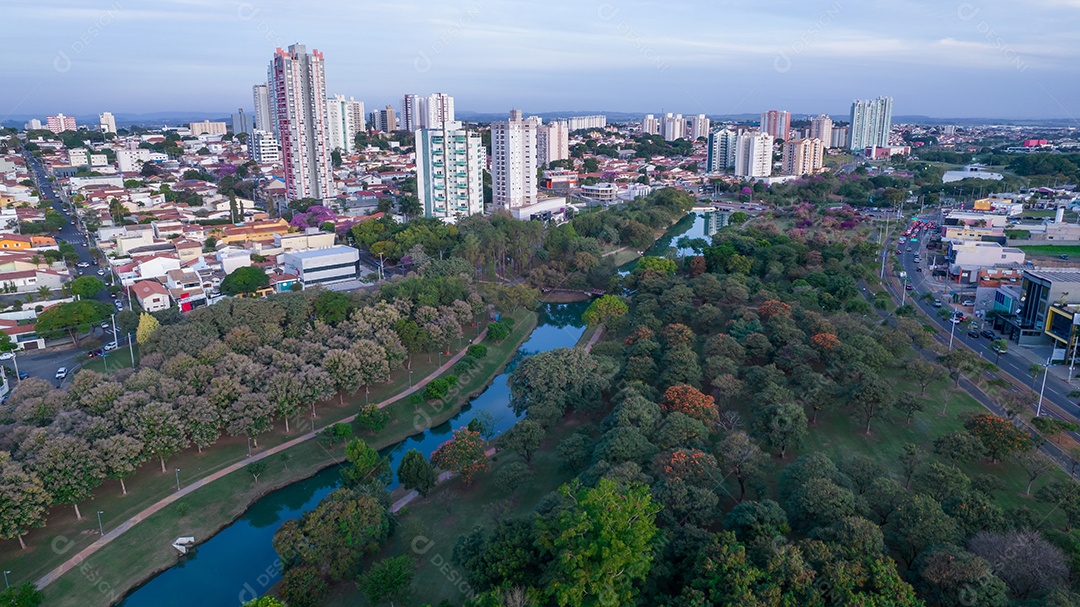Parque Ecológico de Indaiatuba. Lindo parque no centro da cidade, com lago e lindas árvores e casas. Vista aérea.