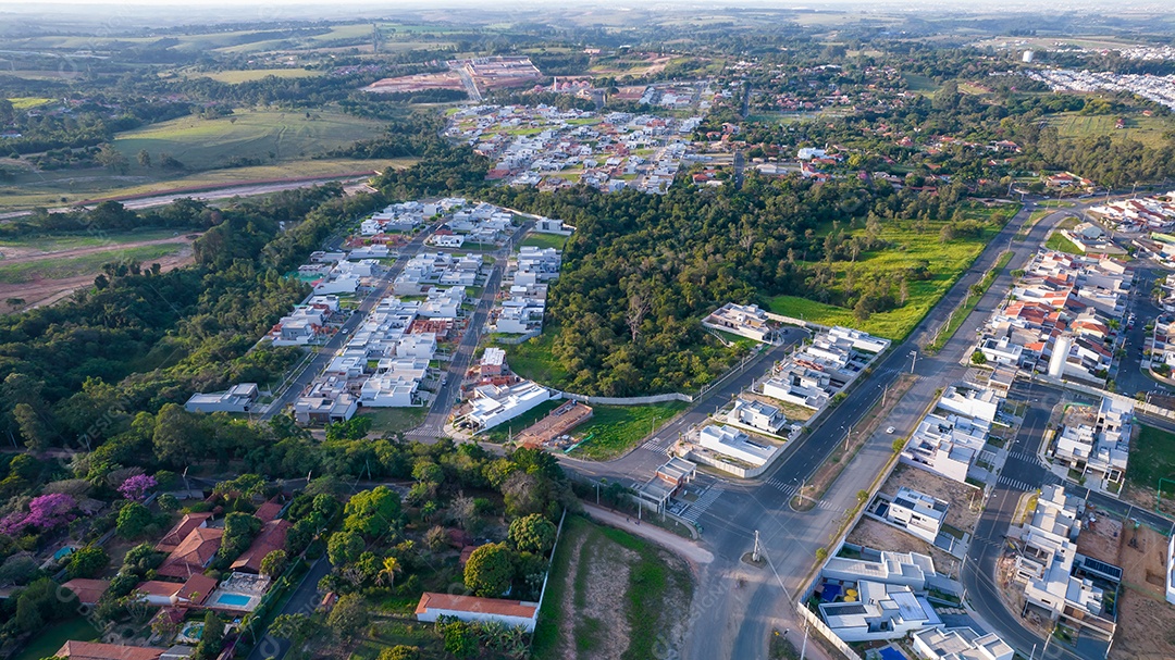 Parque Ecológico de Indaiatuba. Lindo parque no centro da cidade, com lago e lindas árvores e casas. Vista aérea.