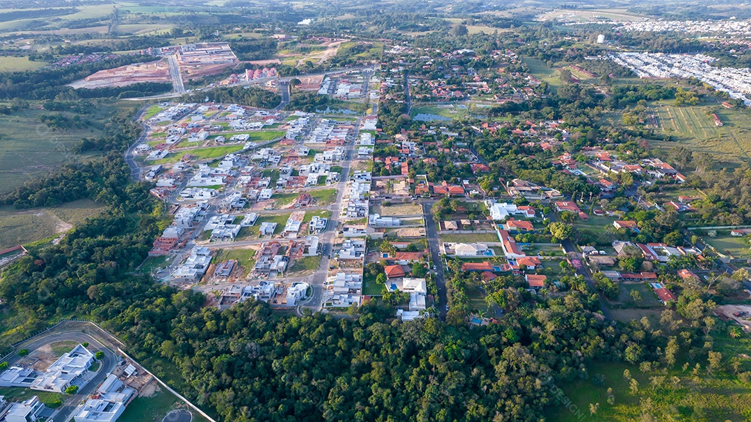 Parque Ecológico de Indaiatuba. Lindo parque no centro da cidade, com lago e lindas árvores e casas. Vista aérea.