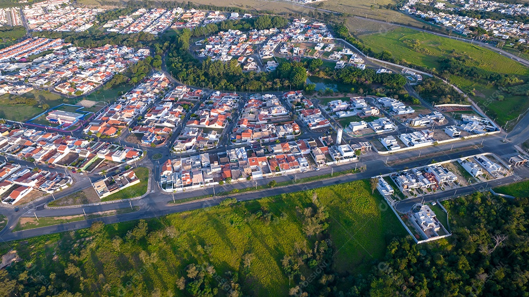 Parque Ecológico de Indaiatuba. Lindo parque no centro da cidade, com lago e lindas árvores e casas. Vista aérea.